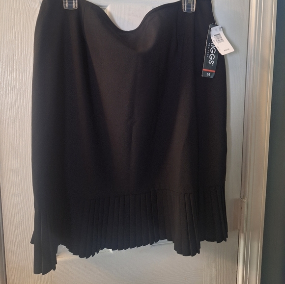 Briggs New York Black Skirt** - Picture 2 of 5